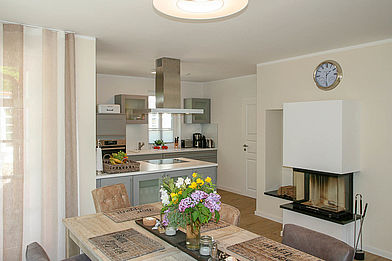Essbereich mit Kamin im Ferienhaus Prerow Haus "Pinne"
